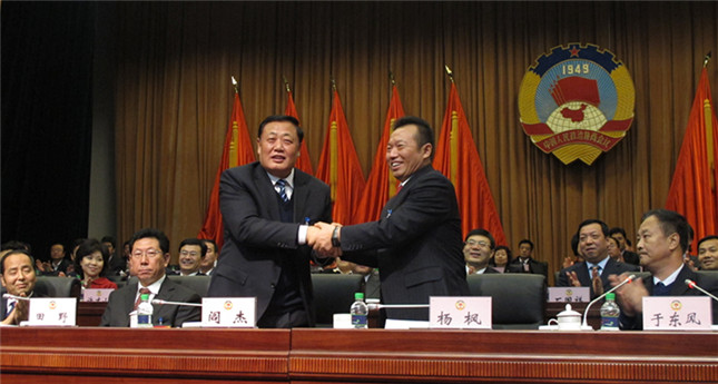 �ֽ���ϯ���µ�ѡ���߽�ίԱ����ϯ���ף��