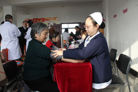 ����Э��ϯ��㡢����ϯ���ұ����첿������ЭίԱ�����и�ӤҽԺ��ͬ��չ�ˡ���ЭίԱ��������������������ů���